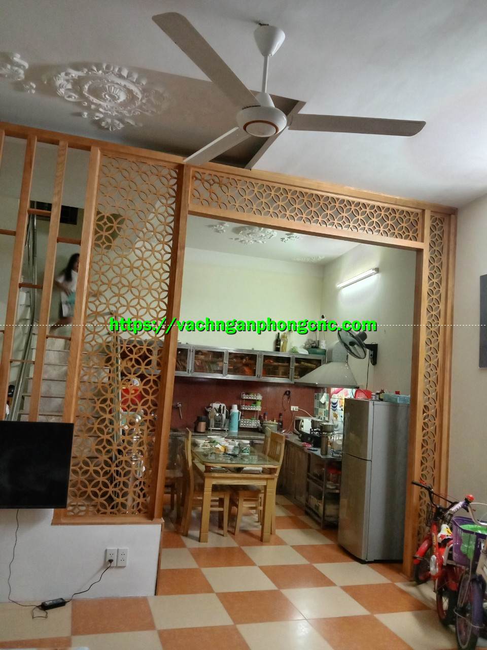 vách ngăn phòng khách và bếp bằng gỗ