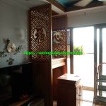 Vách ngăn phòng khách có bàn thờ VNPT 1078