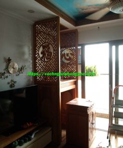 vách ngăn phòng khách có bàn thờ