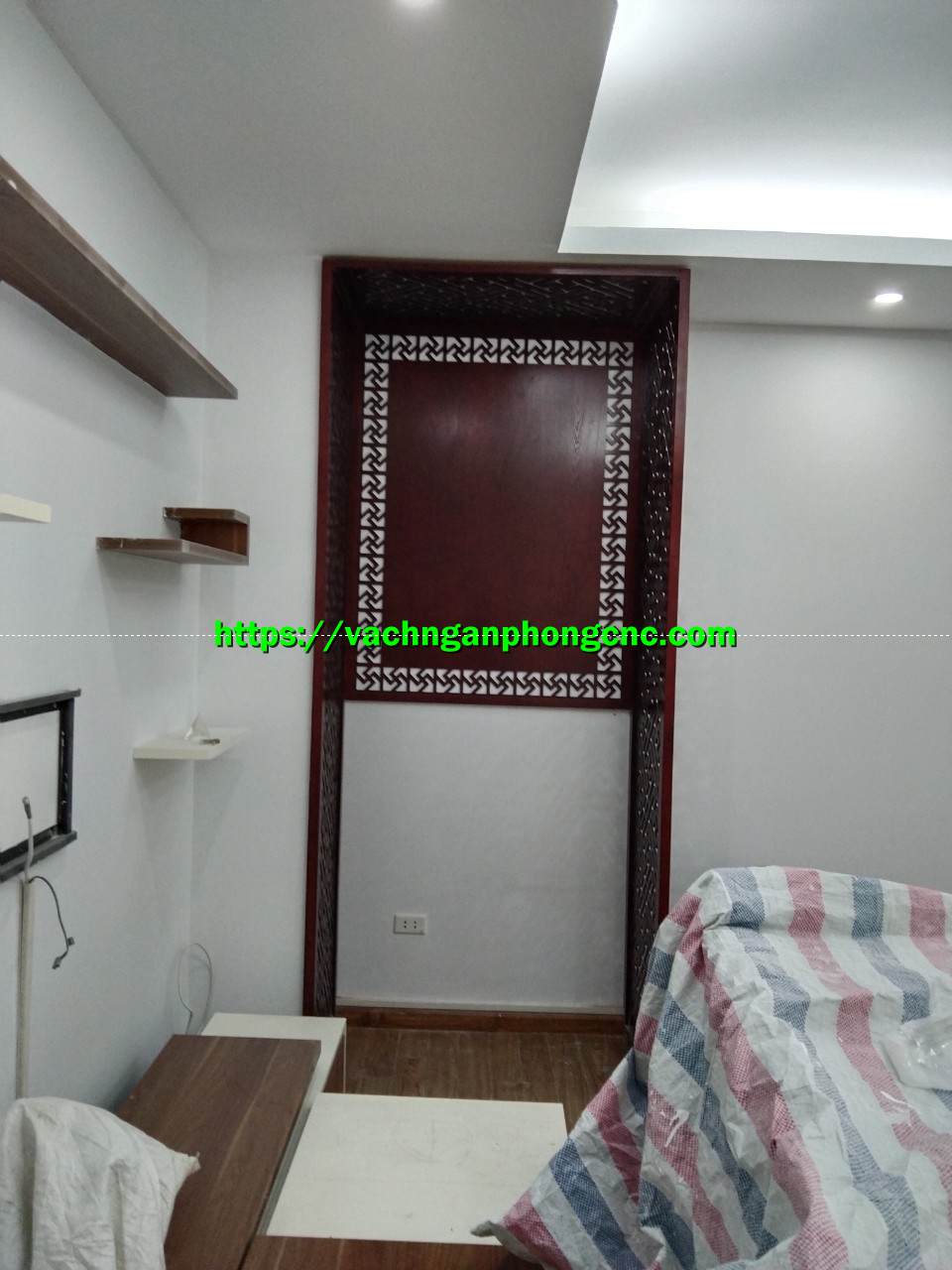 vách ngăn phòng thờ bằng gỗ