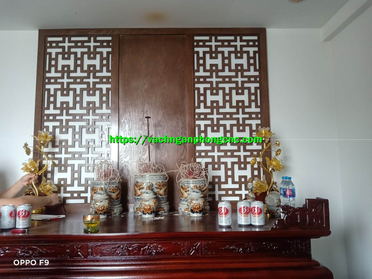 vách hậu phòng thờ màu óc chó