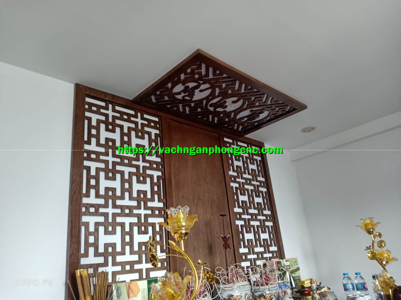 vách hậu phòng thờ màu óc chó