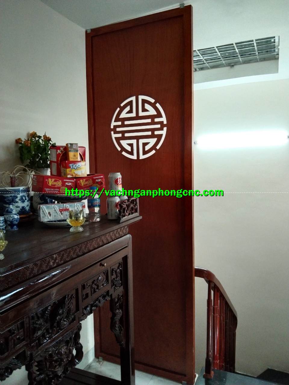 tấm chắn hông bàn thờ với cầu thang