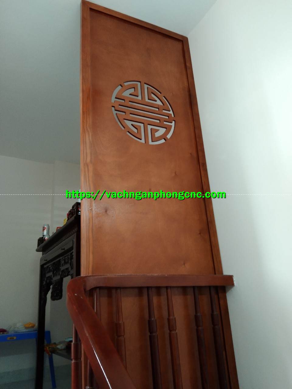 tấm chắn hông bàn thờ với cầu thang
