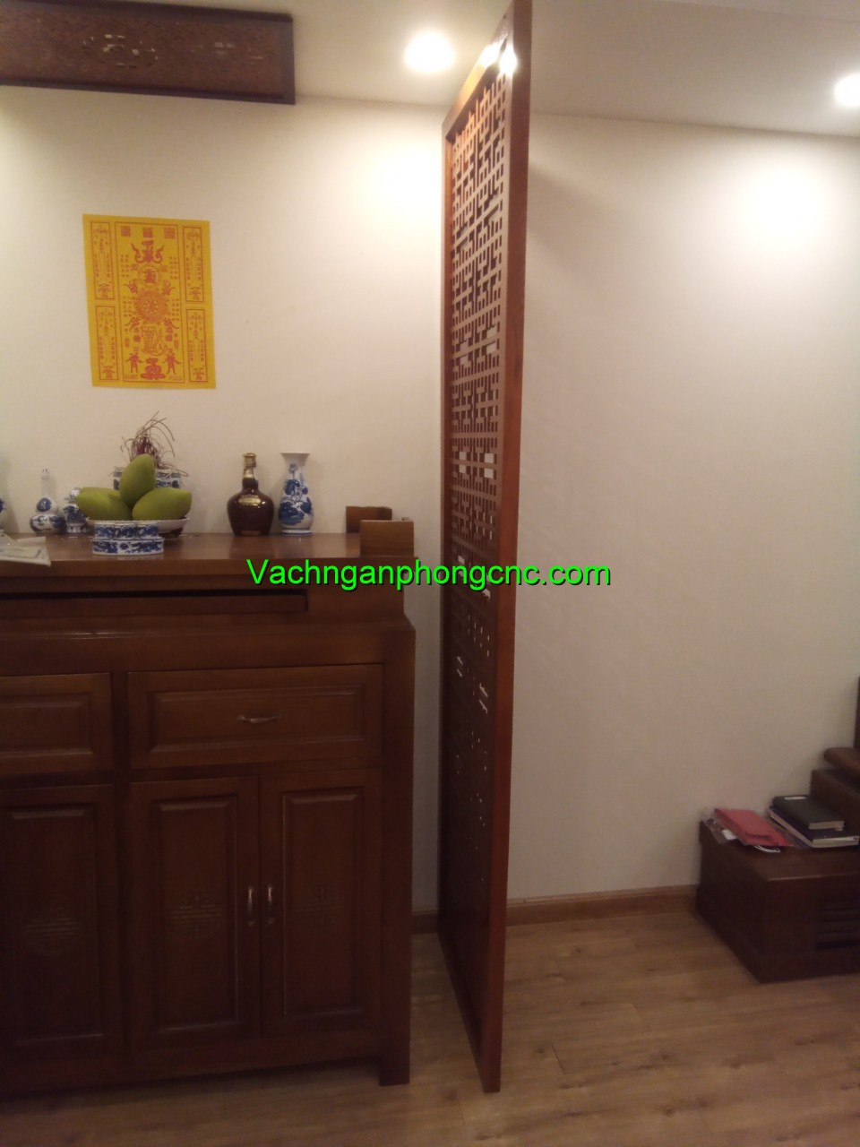 vách gỗ phòng thờ